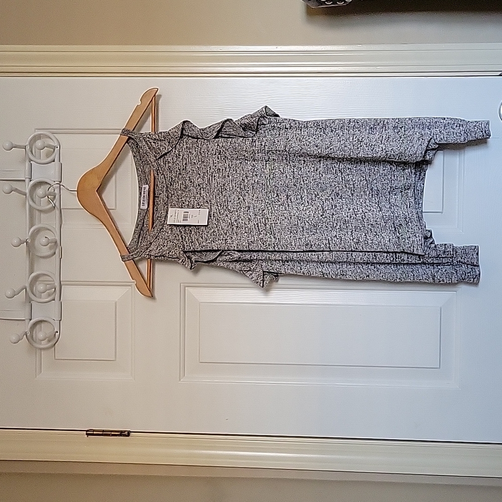 Fashion Nova cold shoulder top, Grey, L